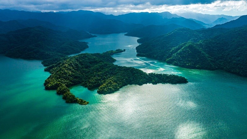 千島湖位在翡翠水庫的上游，眾多山巒與湖水形成集水潭，從定點看向遠方，山巒翠綠，湖水清澈，山與水的蜿蜒交錯、以及與茶田的相互交應，讓千島湖更增添了仙境的色彩。