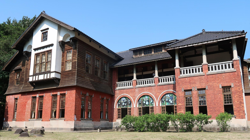 北投溫泉博物館:這座早在日本時代就享有盛名的溫泉公共浴場，有著英國都鐸時期的鄉村建築風格，沉穩的紅色磚牆與黑色的瓦與綠蔭相稱，是個讓人放鬆休憩的好地方。
