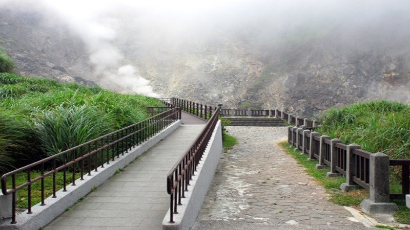 小油坑為一處後火山活動地質景觀區，由陽金公路的小觀音站右轉可達觀景步道，以「後火山作用」所形成之噴氣孔、硫磺結晶、溫泉及壯觀的崩塌地形最具特色。  而在這裡的眺望平台還可遠眺竹子山、大屯山、七星山與小觀音山等火山錐體等。