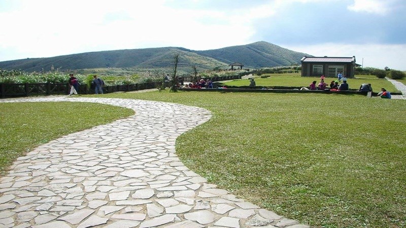 位於陽明山國家公園內的冷水坑遊憩區，除了豐富而特殊的火山、溫泉及湖泊景觀外，更是今日陽明山區高冷蔬菜、樹苗及花卉的生產地，擁有美麗的田園景觀，自然清新的景點特色，常為國人週末假日旅遊的熱門景點之一。