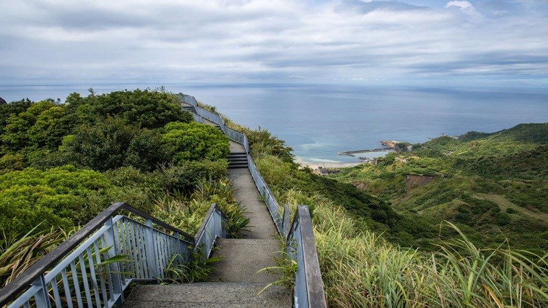 「報時山」又名「水螺山」，海拔260公尺，據傳在日治時代設有警報器定時鳴放因而得名。這條步道堪稱全臺最短的海景觀步道，觀景平台可眺望水湳洞的陰陽海，享受無敵海景。  其中的「朝日亭」是欣賞日出的好地方，觀景台更可看到360度的無敵景觀，包括基隆山、無耳茶壺山、陰陽海、十三層遺址、金瓜石、金水公路等地，將層層相連的山巒及海天一色的美景盡收眼底；若在秋天前往，還能看到滿山芒花如波浪般隨風搖曳。