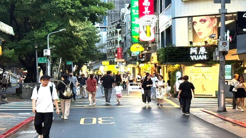 永康商圈被英國媒體評選為「全球最酷街道」，每逢假日人潮絡繹不絕。