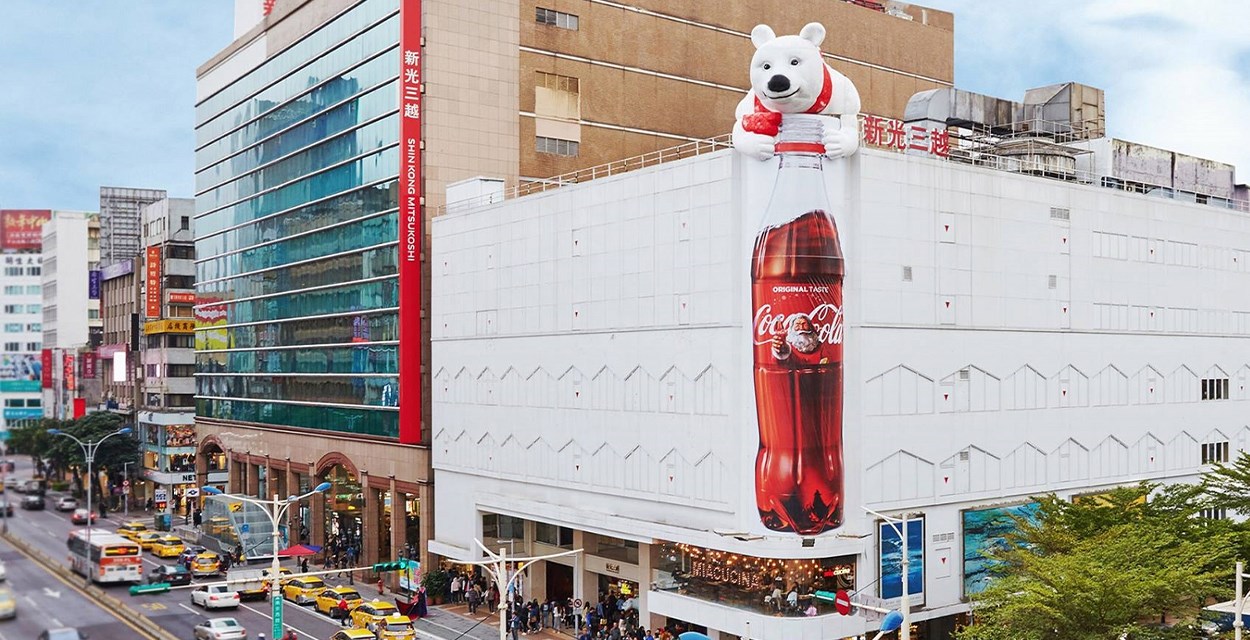 南京西路商圈，簡稱南西商圈，位於台北市中山區及大同區，以南京西路為主要街道，並涵蓋周邊的捷運中山站、承德路、民生西路、新生北路、長安西路等區域。 這裡融合了百貨公司、特色商店、文創空間，以及捷運中山站和心中山線形公園，形成一個多元且繁華的購物和休閒區域。