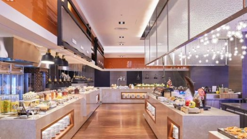 早餐早餐 06:30－10:00 大片落地窗環繞著寬敞的用餐空間，餐台上擺滿著的各式異國風味料理，在這舒適新穎的氛圍下，品味優雅時尚的用餐時光。