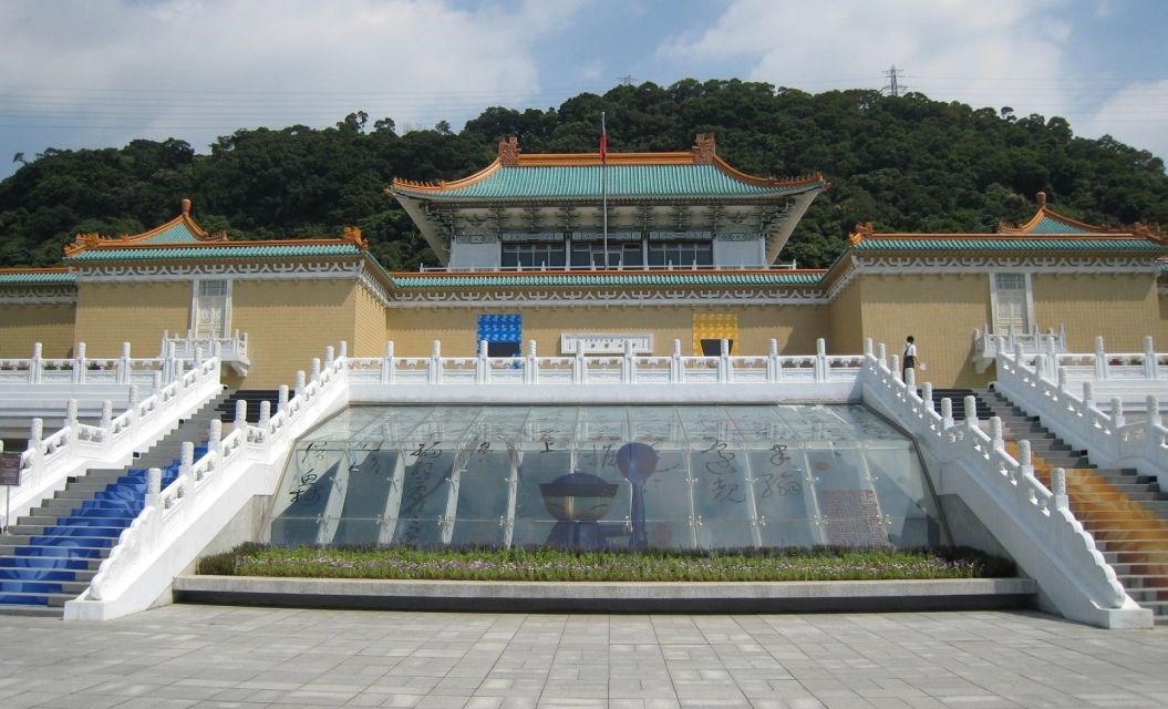 臺北故宮，是臺灣最具規模的博物館以及臺灣八景之一，也是古代中國藝術史與漢學研究機構。主館舍位於臺北市士林區一年接待超過614萬人次的參訪旅客，曾位列2015年全球參觀人數第六多的藝術博物館。
