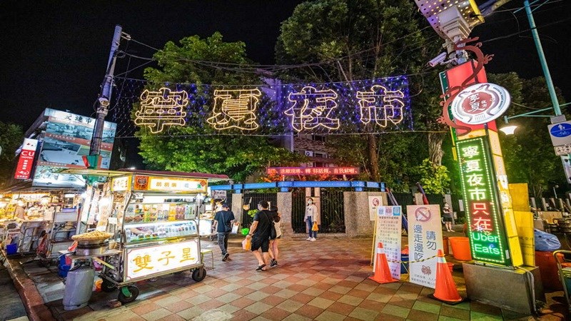 位於台北市大同區圓環邊的寧夏夜市， 除了有讓人垂涎欲滴的小吃美食之外，夜市還夾帶著濃濃的人情味，許多在地故事、文化精神都在其中。