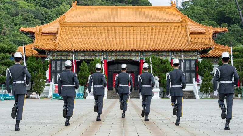 忠烈祠大門前站崗的衛兵，更是令遊客欽佩不已！很多人試著各種方法逗引酷似雕像的三軍儀隊一笑，但總是無法得逞，可見其訓練之嚴謹！交接換哨儀式，常聚集眾多遊客駐足觀看，蔚為特色。