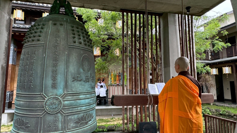 寧靜雅緻可說是宜蘭最美寺廟，禪風的佛寺帶點日式風格十分清幽，有宜蘭版慶修院的號稱！是宜蘭僅存第二尊泥塑大佛，一旁是四幅四大天王巨大畫作，還有落羽松與轉經輪，適合來趟心靈之旅，感受清淨自在的氛圍，走訪寺院務必保持安靜，沉澱心靈、放空自我與內心對話的好地方。